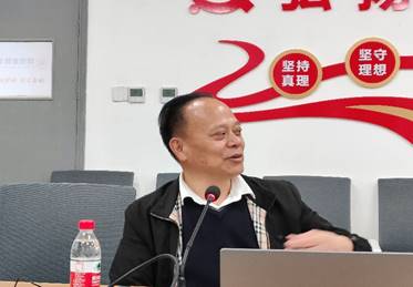 穿着西装笔挺的男子与配字描述已自动生成
